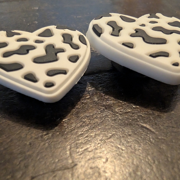 🛍️4 For $15🛍️Jibbitz CROCS Black and White Heart Cowprint Charms - Picture 4 of 6